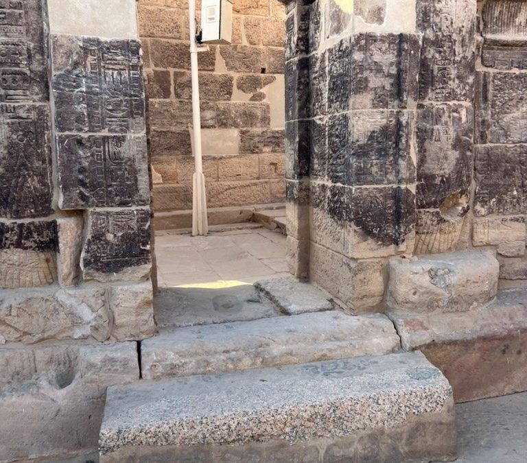 Granitstein als Informationsträger in der Heiligen Architektur